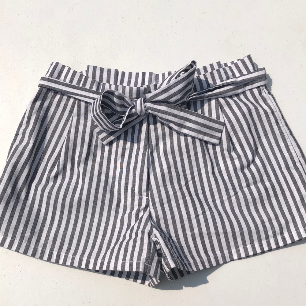 ❤️ Gray & White Striped Shorts